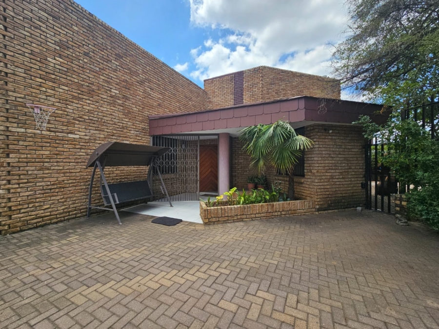 4 Bedroom Property for Sale in Zinniaville North West